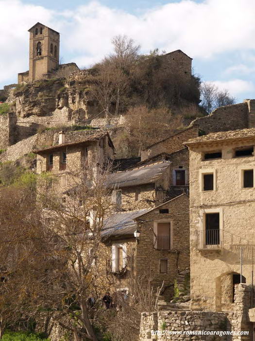 LA IGLESIA DE BALD&Oacute;S CORONANDO EL CASER&Iacute;O